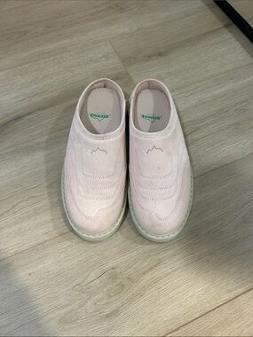 Dienme Women's Slip-On Suede clogs in Pale Pink